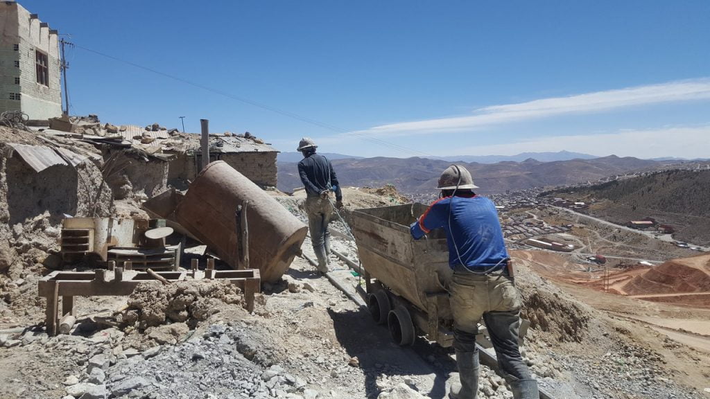 Zwei Arbeiter vor der Mine